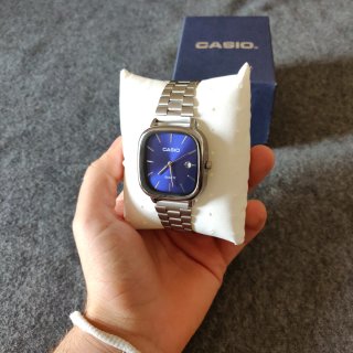 Reloj Casio plateado y dial azul marino