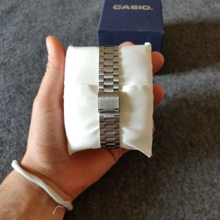 Reloj Casio plateado y dial azul marino
