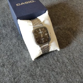 Reloj Casio plateado y dial negro