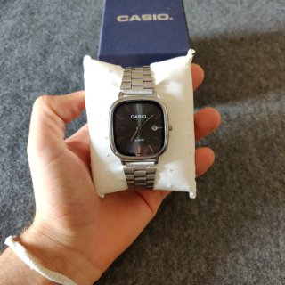 Reloj Casio plateado y dial negro