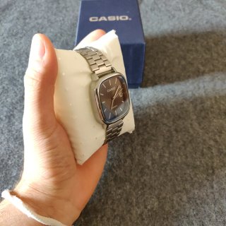 Reloj Casio plateado y dial negro
