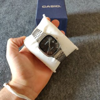 Reloj Casio plateado y dial negro