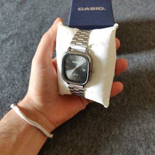 Reloj Casio plateado y dial negro