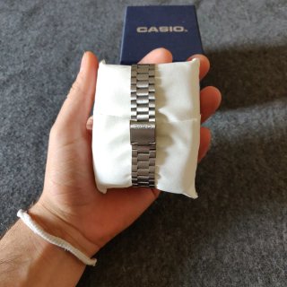 Reloj Casio plateado y dial negro