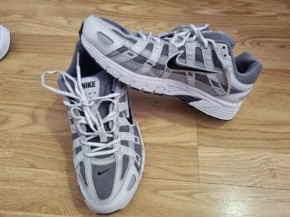 Zapatillas Nike grises y blancas