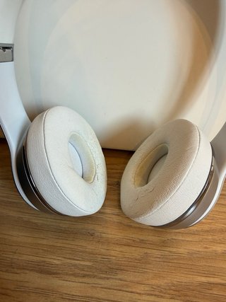 Auriculares Beats Solo plateados y blancos