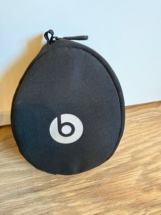 Auriculares Beats Solo plateados y blancos