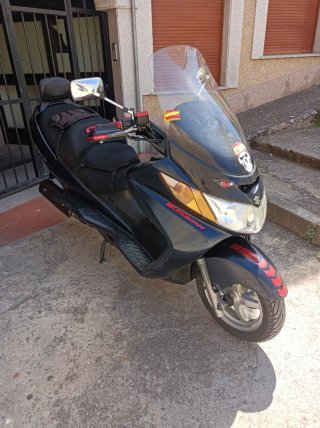 Suzuki Burgman AN 400 Negra