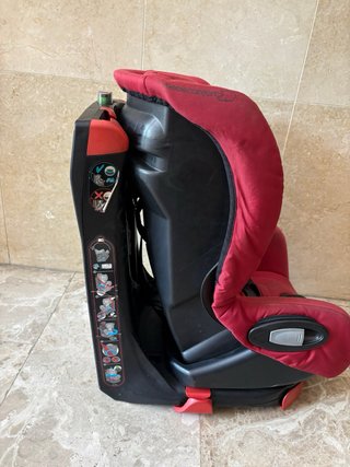 Silla de coche Axiss color rojo Bebe confort.