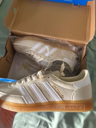 Zapatillas Adidas Beige y Blancas