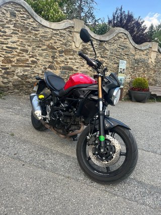 Suzuki SV650 Naked Roja