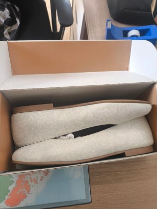 Zapatos planos blancos con diseño