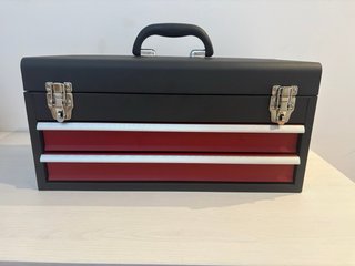 Caja de herramientas de acero negra