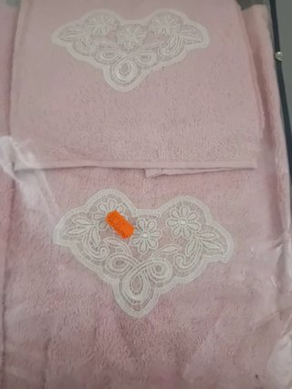 Set Asciugamani Rosa con Pizzo Bianco