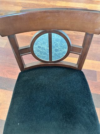 Sillas de madera tapizadas en negro