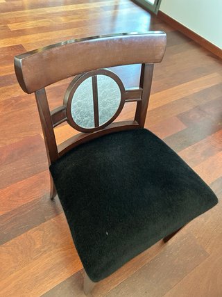 Sillas de madera tapizadas en negro
