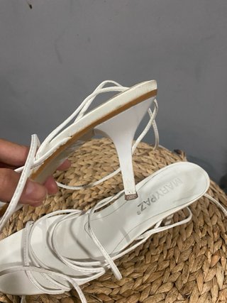 Sandalias blancas atadas al tobillo