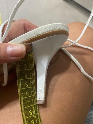Sandalias blancas atadas al tobillo
