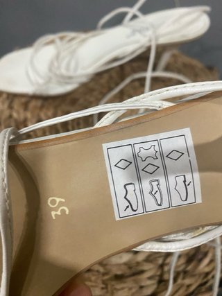 Sandalias blancas atadas al tobillo