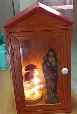 Santuario madera antiguo solo el santuario vacio