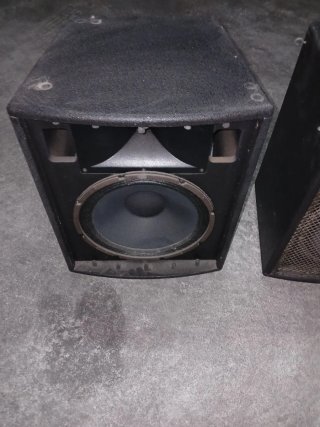Altavoces HK Audio 300W Línea Powerworks RS 122).