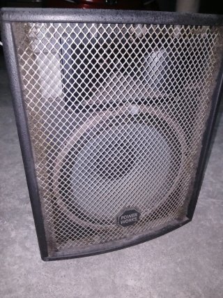 Altavoces HK Audio 300W Línea Powerworks RS 122).