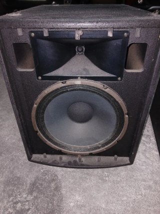Altavoces HK Audio 300W Línea Powerworks RS 122).
