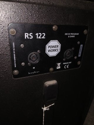 Altavoces HK Audio 300W Línea Powerworks RS 122).