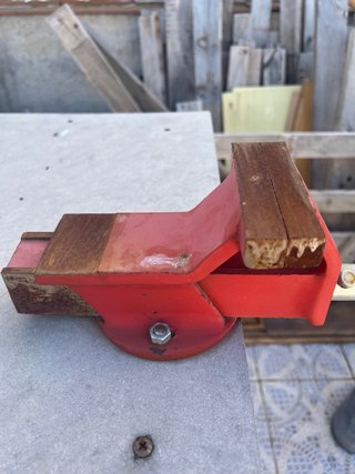 Tornillo de banco rojo