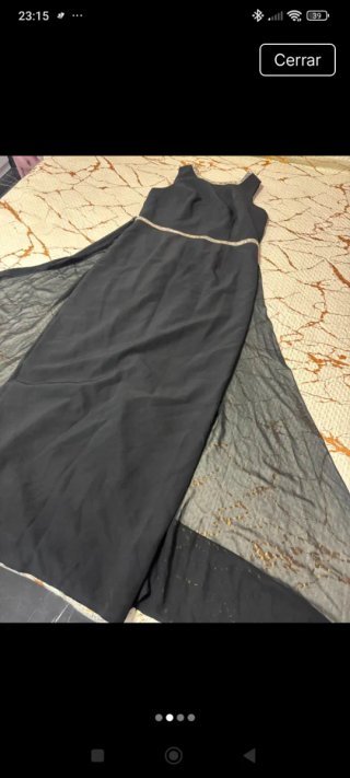 Vestido de fiesta negro con detalles.