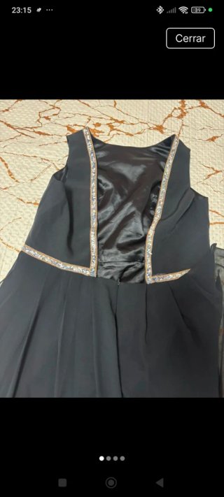 Vestido de fiesta negro con detalles.