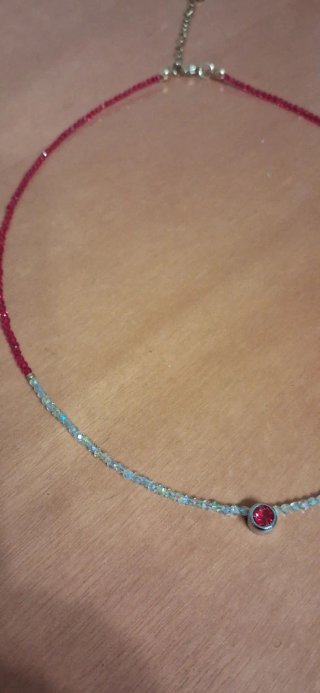 Elegante gargantilla con piedra roja