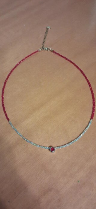 Elegante gargantilla con piedra roja