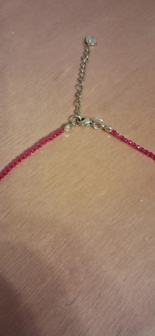 Elegante gargantilla con piedra roja