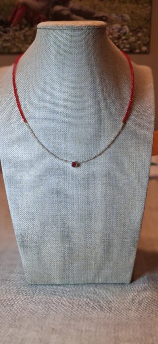 Elegante gargantilla con piedra roja