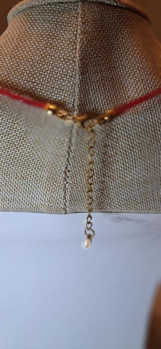 Elegante gargantilla con piedra roja
