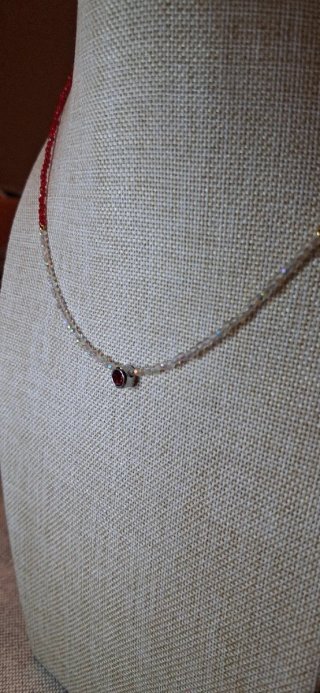 Elegante gargantilla con piedra roja