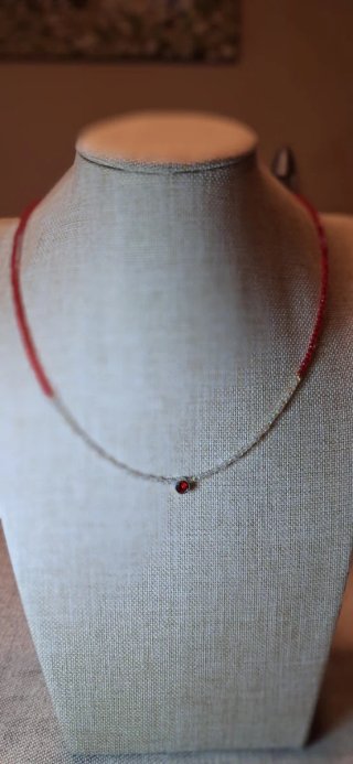 Elegante gargantilla con piedra roja