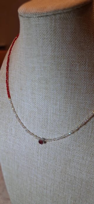 Elegante gargantilla con piedra roja