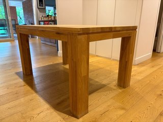 Mesa de comedor de madera