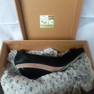 Zapatos André mujer negros con lazo y tacón de cuñ