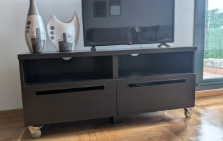 Mesa TV Ikea con ruedas