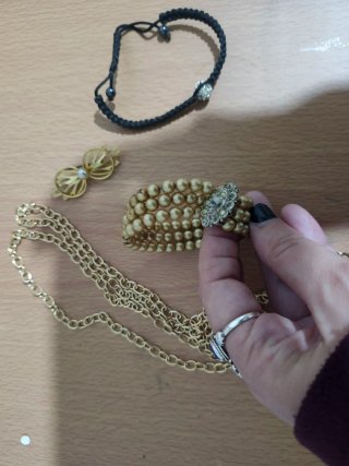 Lote bisutería dorada y pulsera perlas
