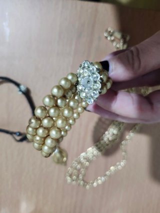 Lote bisutería dorada y pulsera perlas