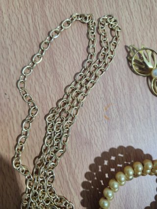 Lote bisutería dorada y pulsera perlas
