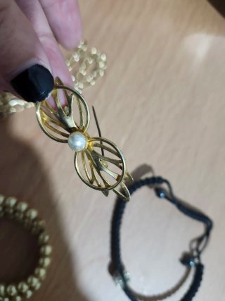 Lote bisutería dorada y pulsera perlas