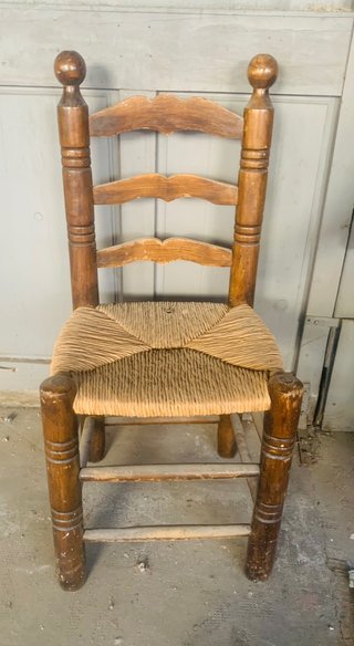 Silla de madera maciza con asiento de enea.