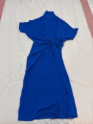 Vestido azul con nudo frontal