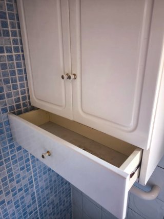Armario de baño blanco