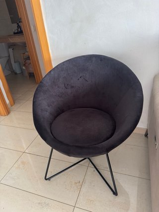 Sillón de diseño redondo tela negra patas metá